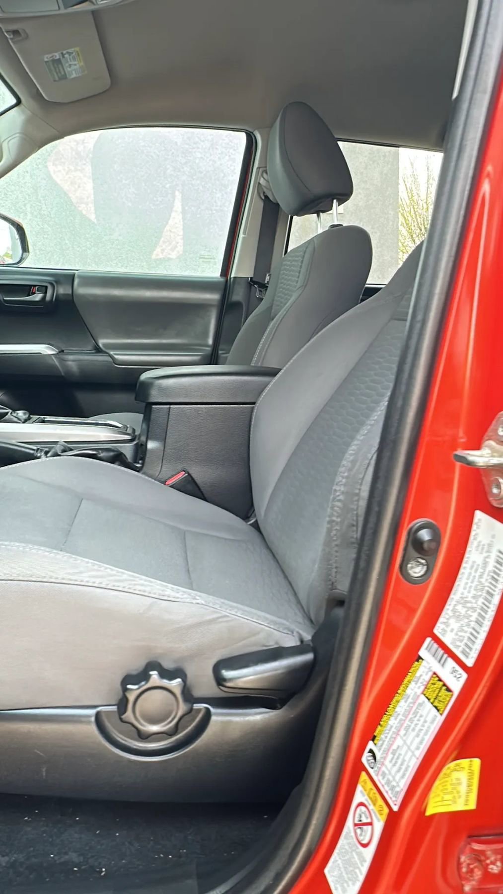 Used 2018 Toyota Tacoma SR5 AWD/4WD image 18