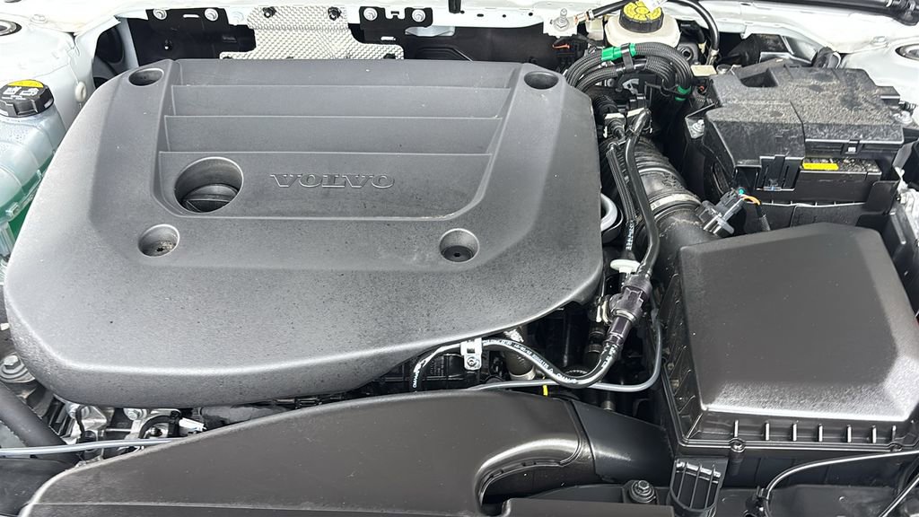 Certified 2026 Volvo XC40 B5 Plus AWD/4WD image 32