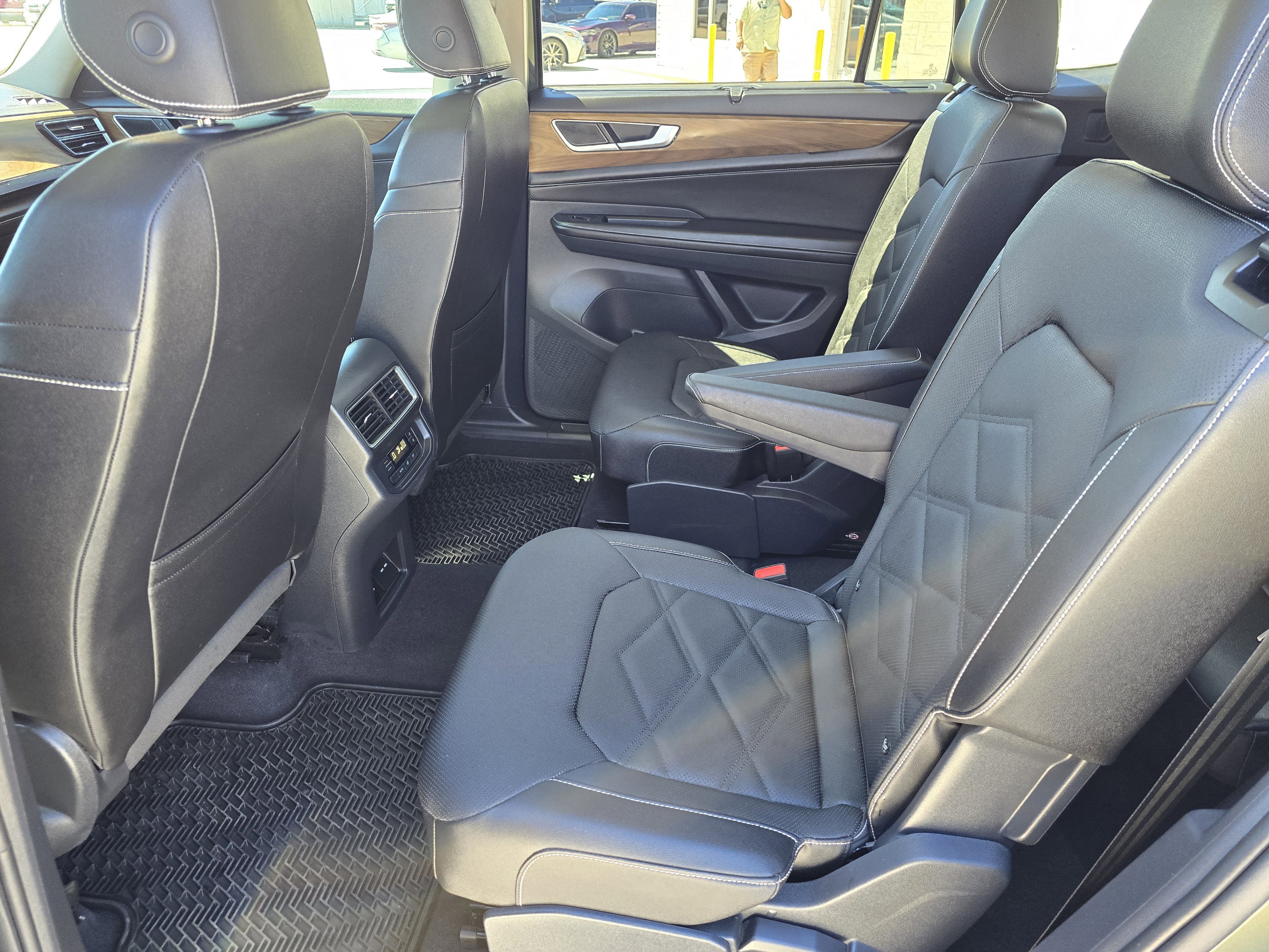 Used 2025 Volkswagen Atlas SE image 11