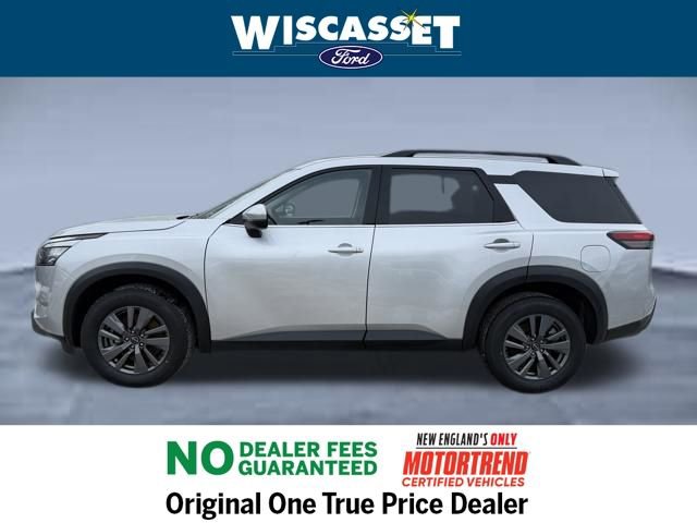 Used 2024 Nissan Pathfinder SV image 2