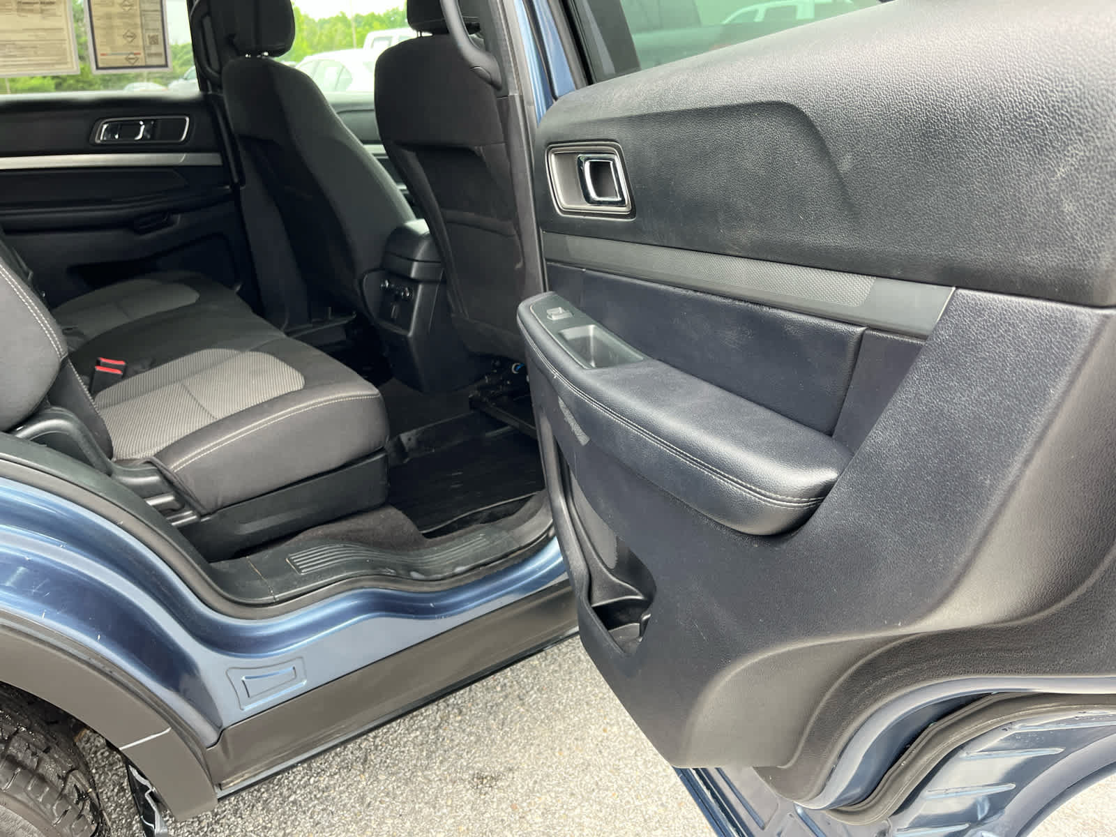 Used 2018 Ford Explorer XLT w/ Equipment Group 201A AWD/4WD image 33