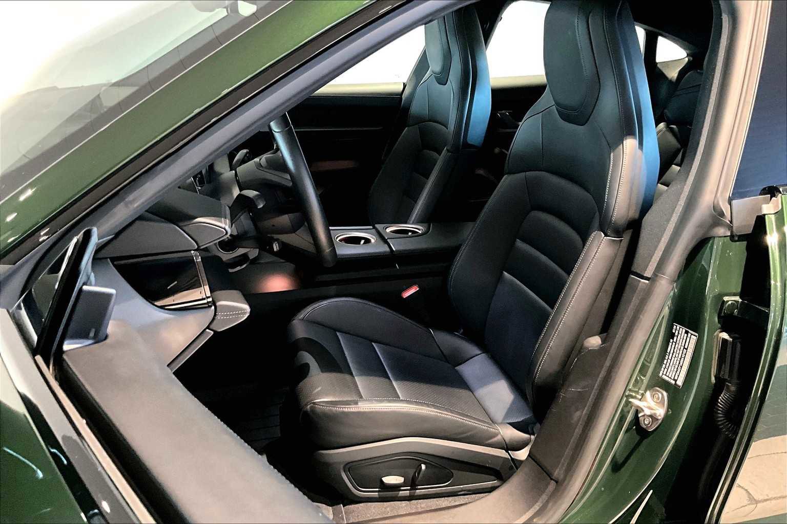 Used 2025 Porsche Taycan image 8