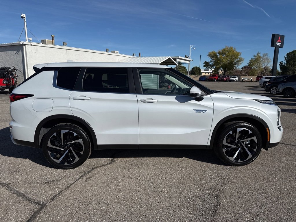 New 2025 Mitsubishi Outlander SE image 8