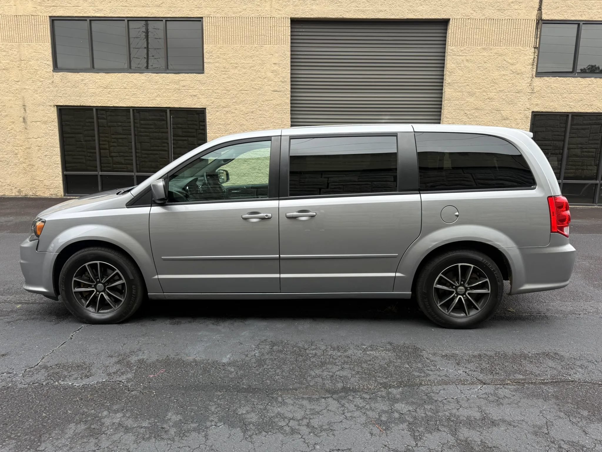 Used 2017 Dodge Grand Caravan SE FWD image 9