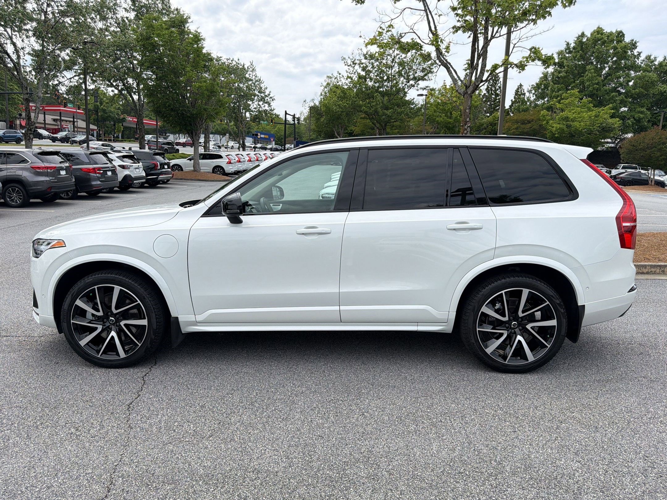 Certified 2023 Volvo XC90 T8 Ultimate w/ Lounge Package AWD/4WD image 2