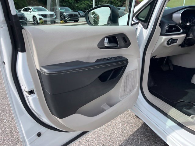 Used 2023 Chrysler Pacifica Touring-L FWD image 5