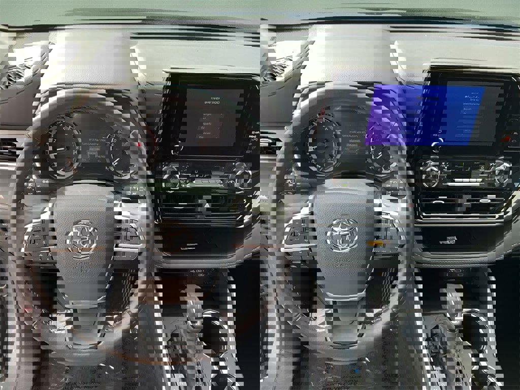 Used 2024 Toyota Highlander XLE image 6