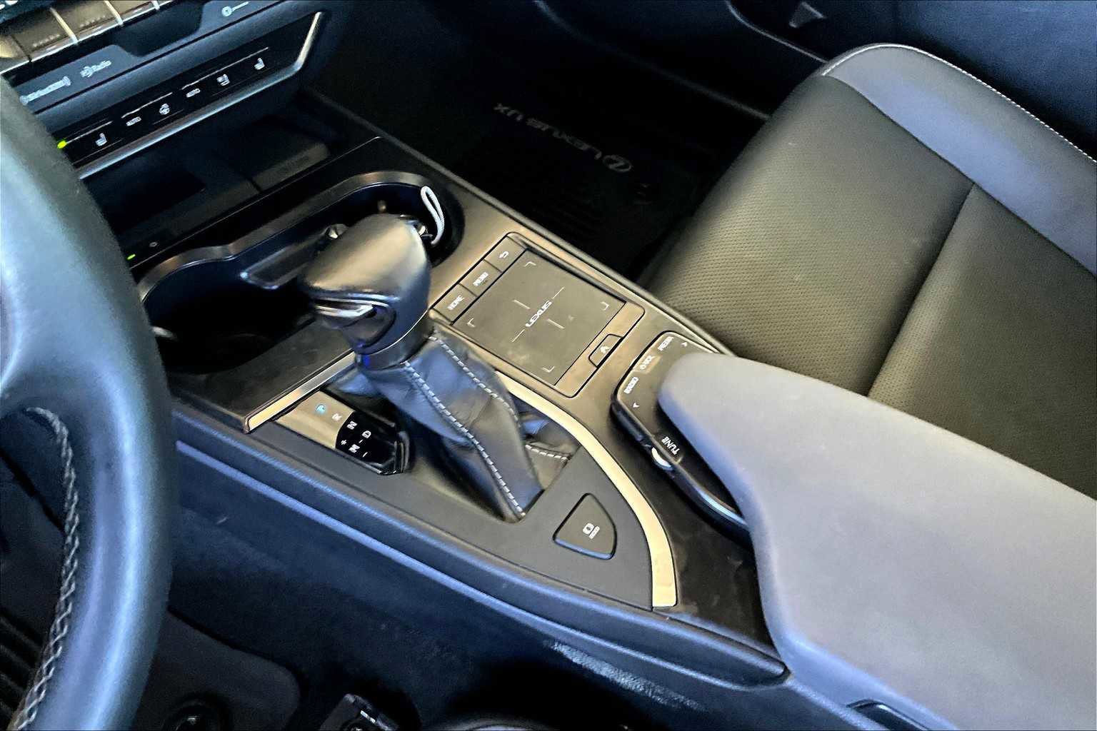 Used 2022 Lexus UX 200 w/ Premium Package image 16