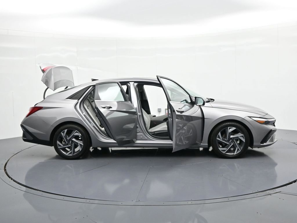 Used 2024 Hyundai Elantra Limited image 31