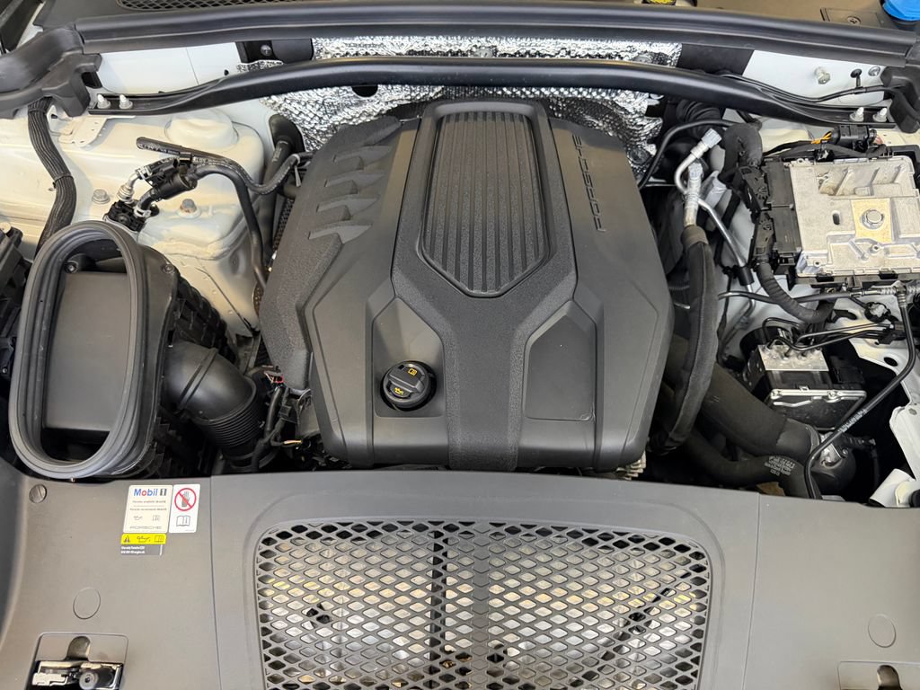 Certified 2023 Porsche Macan AWD/4WD image 27