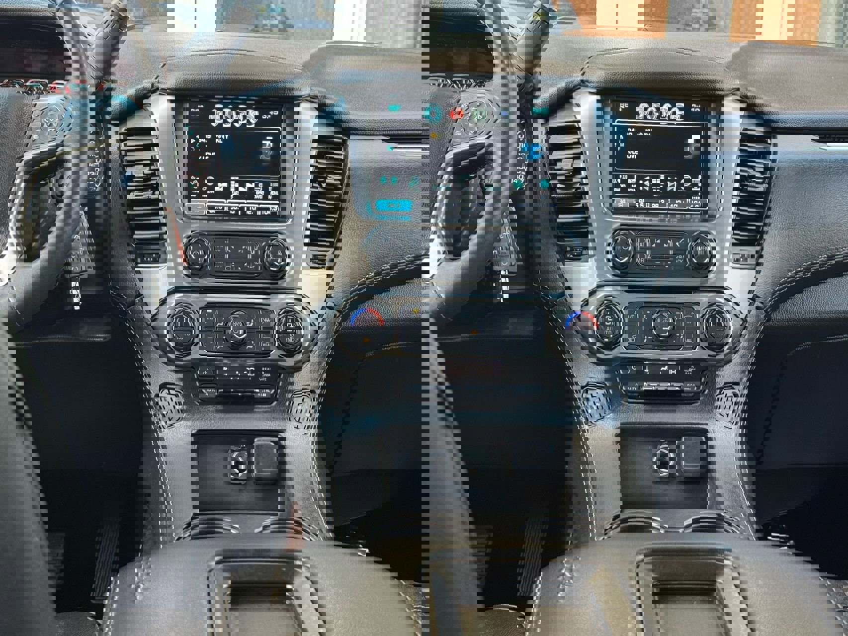 Used 2018 Chevrolet Suburban LT image 29