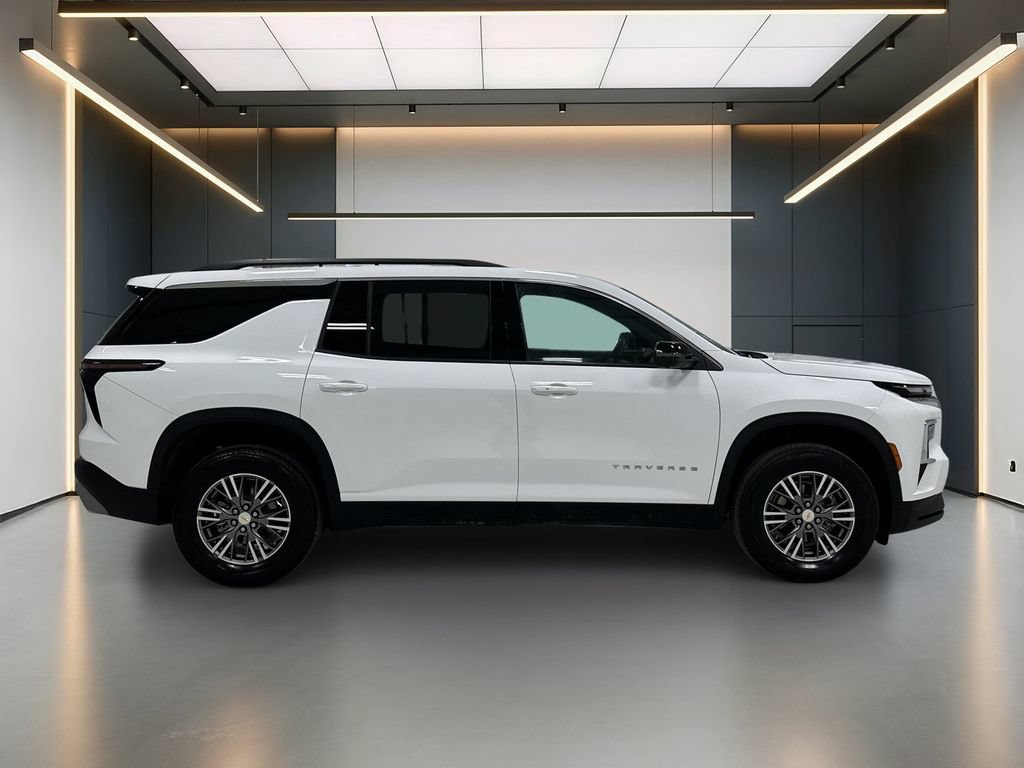 Used 2025 Chevrolet Traverse LT w/ Driver Confidence Package FWD image 7