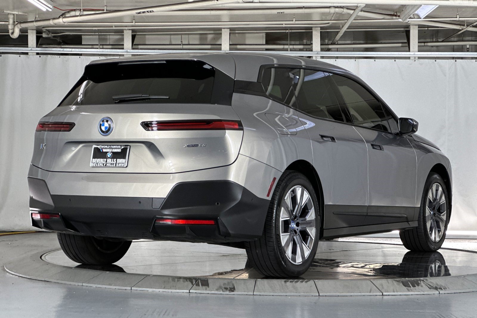 Used 2025 BMW iX xDrive50 w/ Premium Package AWD/4WD image 9