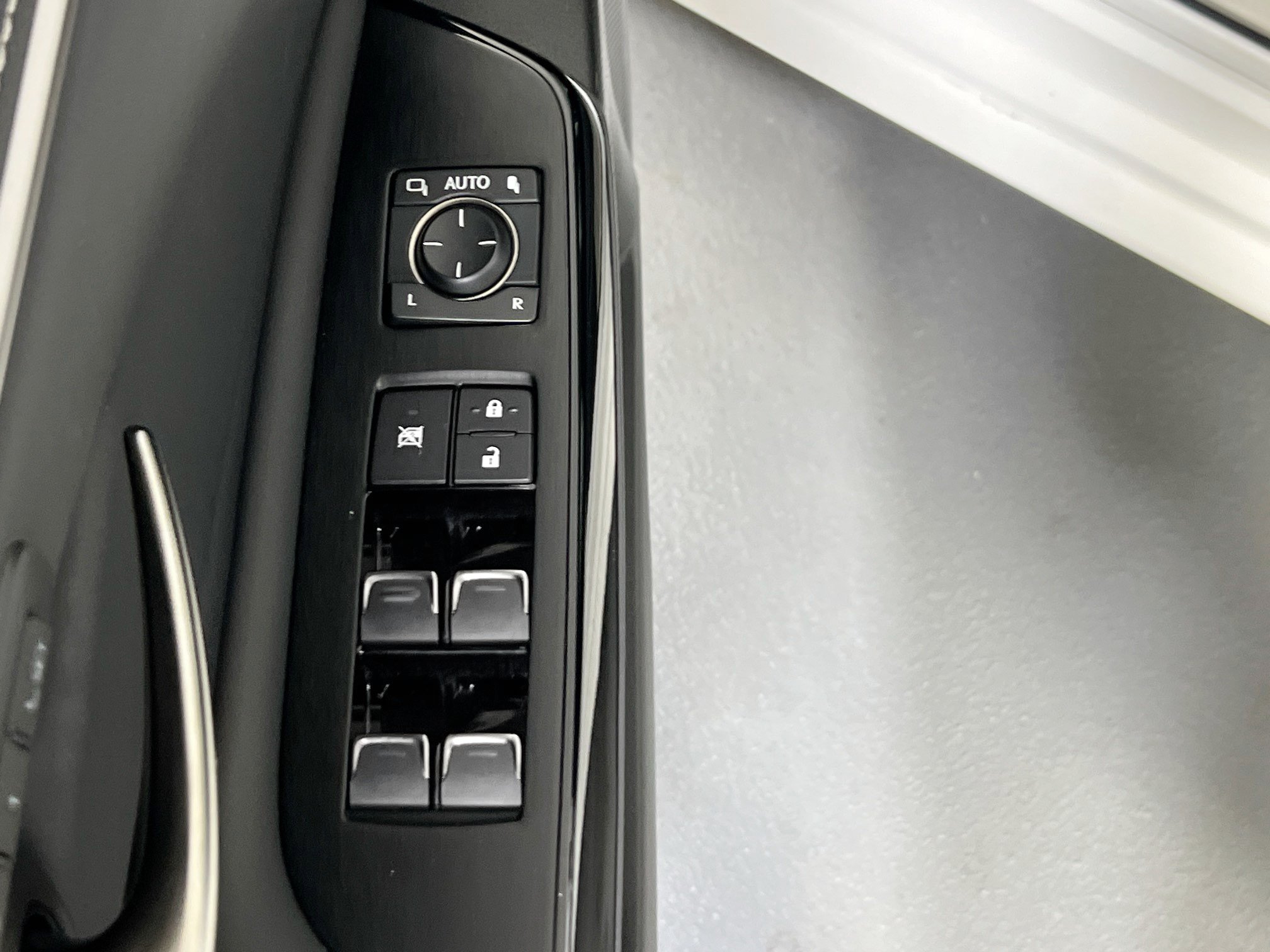 Used 2025 Lexus ES 350 w/ Premium Package FWD image 17