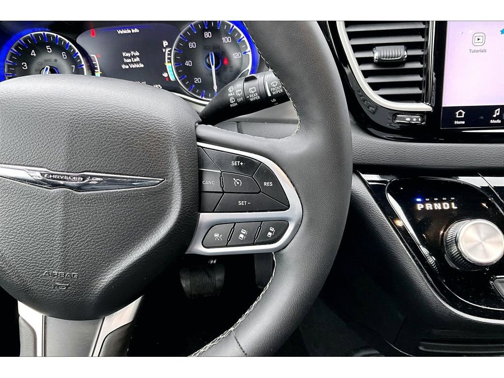 Used 2025 Chrysler Pacifica Select image 26