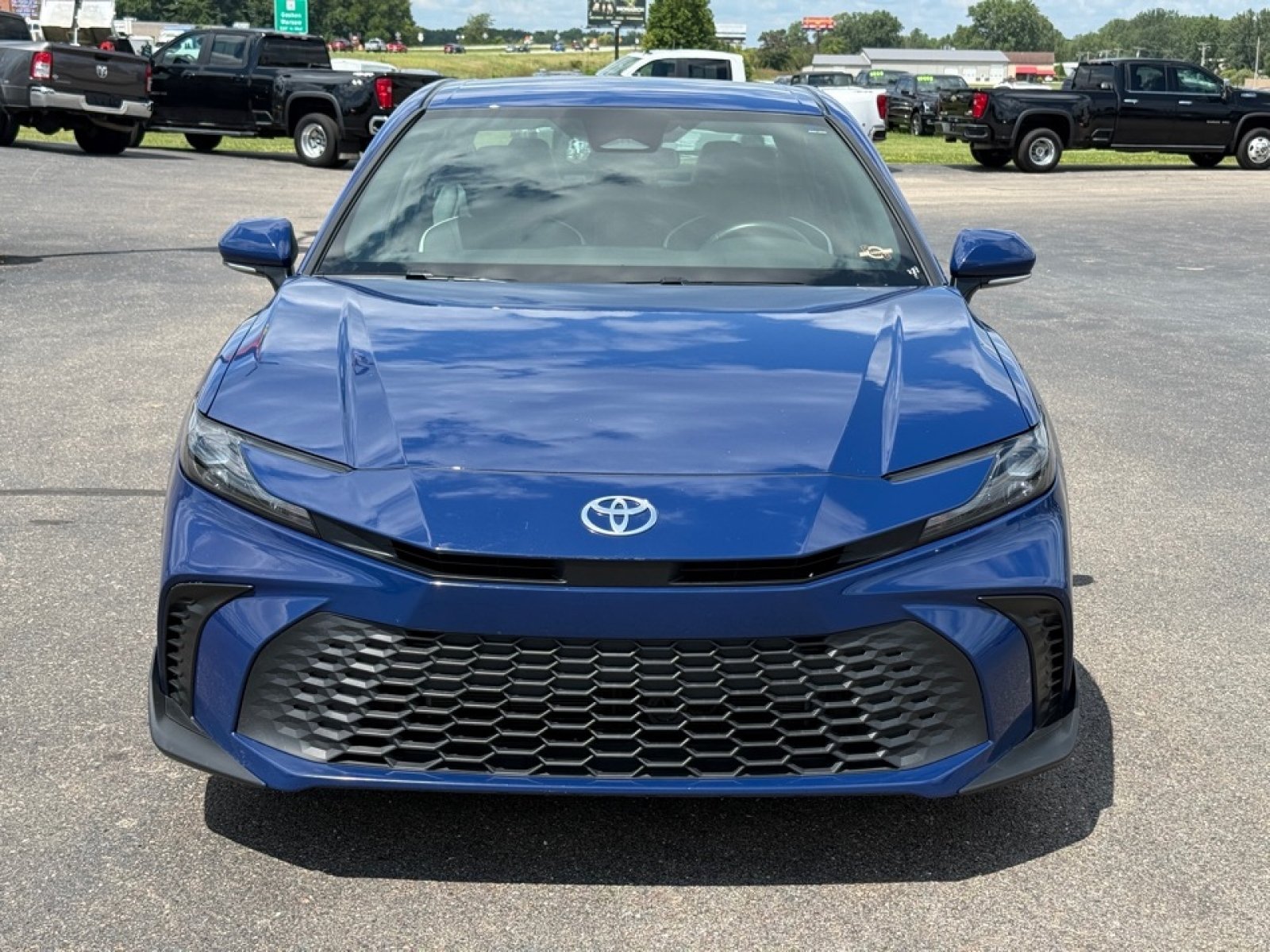 Used 2025 Toyota Camry SE FWD image 3
