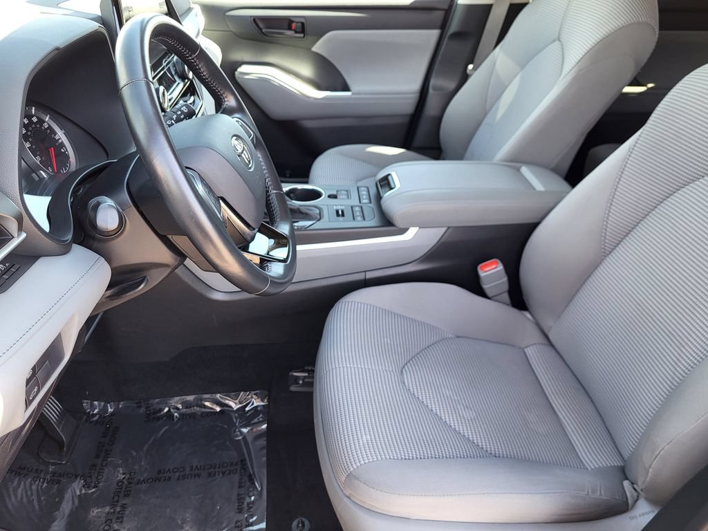 Used 2021 Toyota Highlander LE AWD/4WD image 4