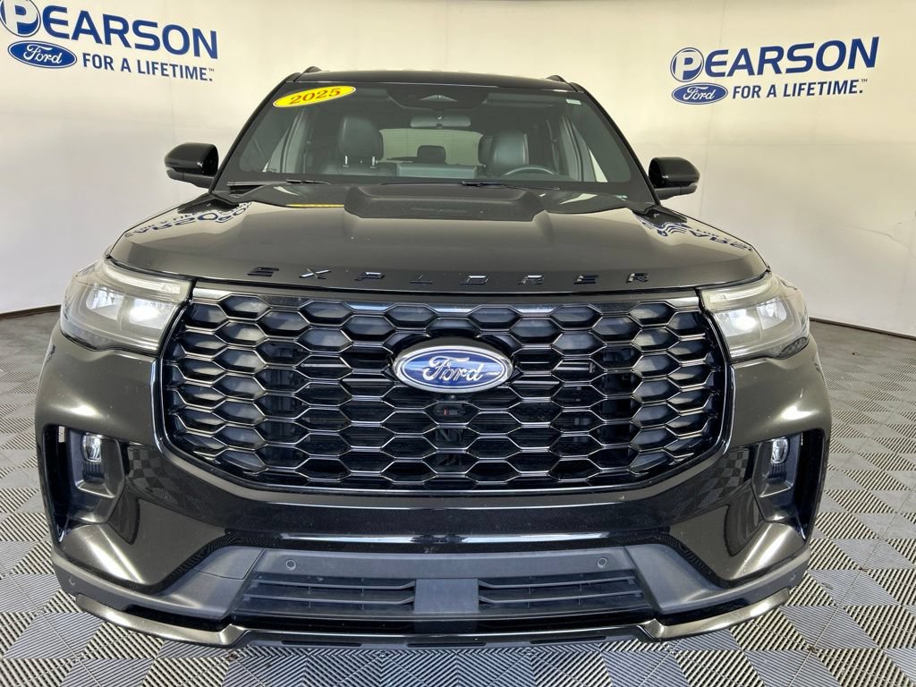 Used 2025 Ford Explorer ST-Line w/ ST-Line Street Pack AWD/4WD image 2