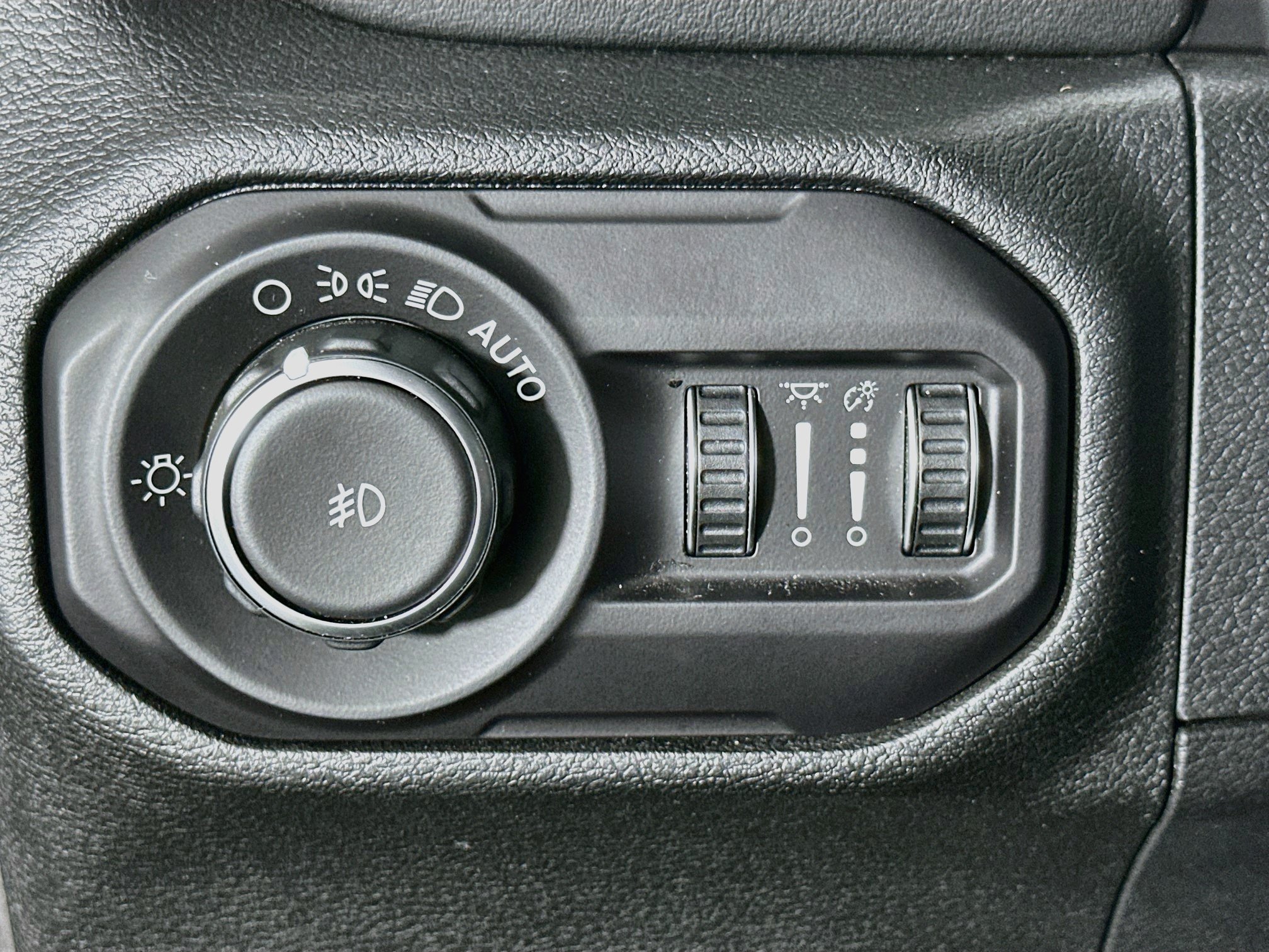 Used 2018 Jeep Wrangler Unlimited Sahara w/ Cold Weather Group AWD/4WD image 16
