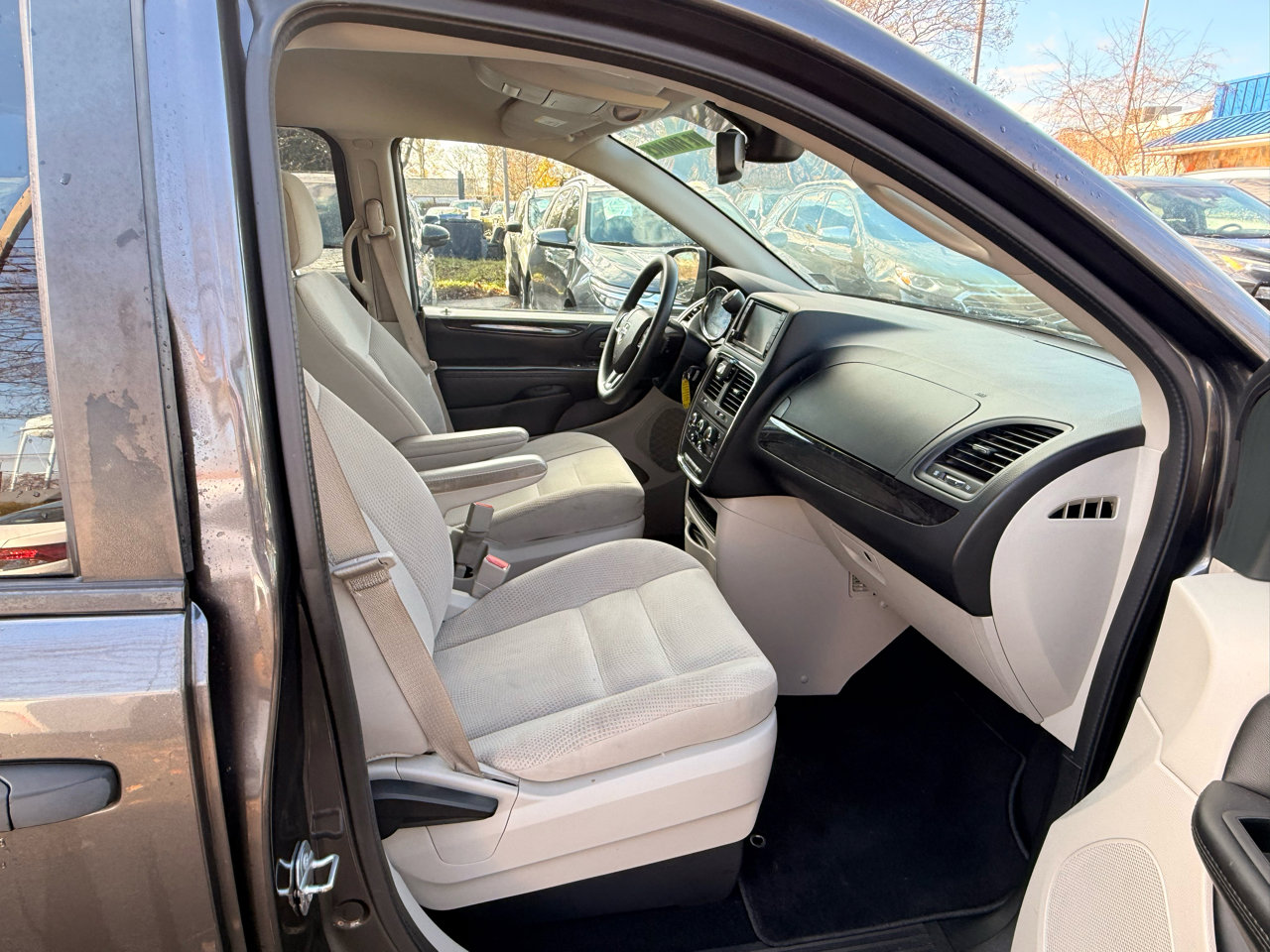 Used 2019 Dodge Grand Caravan SE w/ UConnect Hands-Free Group image 21