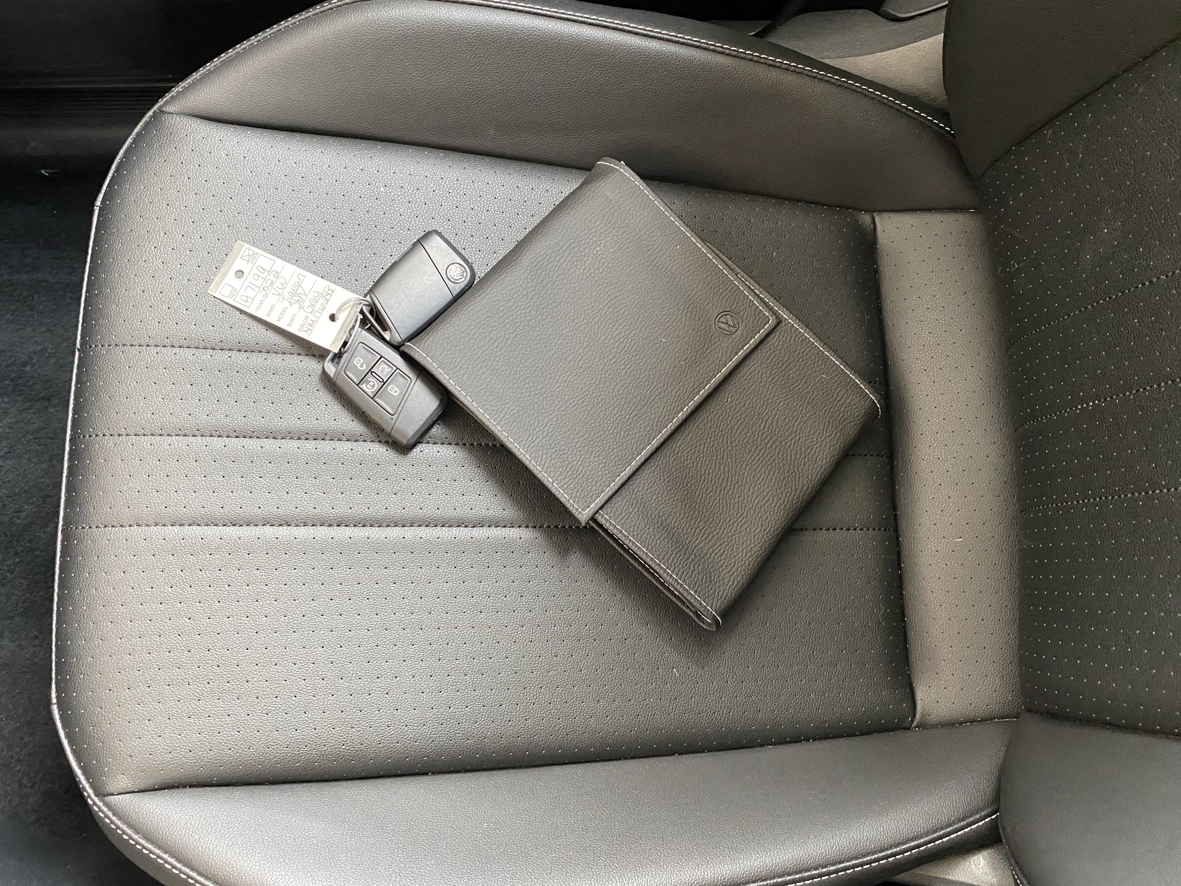 Used 2022 Volkswagen Tiguan SE w/ Panoramic Sunroof Package image 9