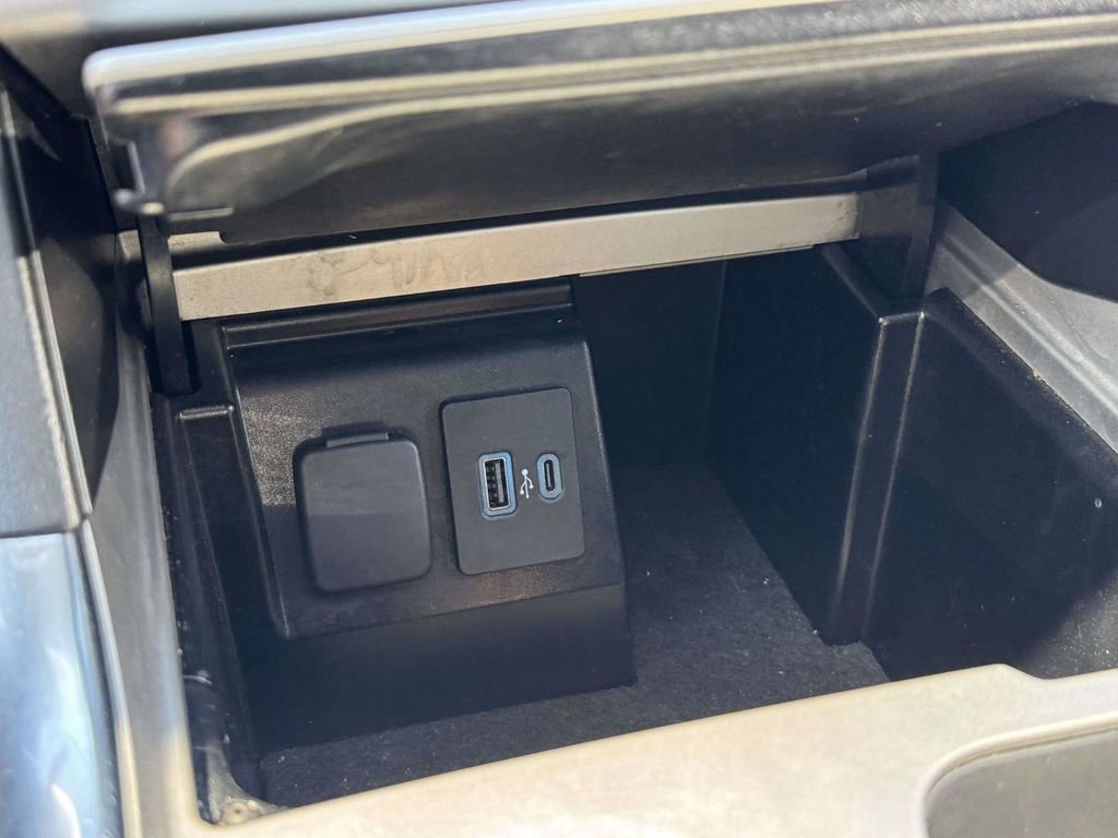 Used 2022 Ford Explorer XLT w/ Equipment Group 202A AWD/4WD image 12