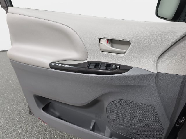 Used 2014 Toyota Sienna LE FWD image 26