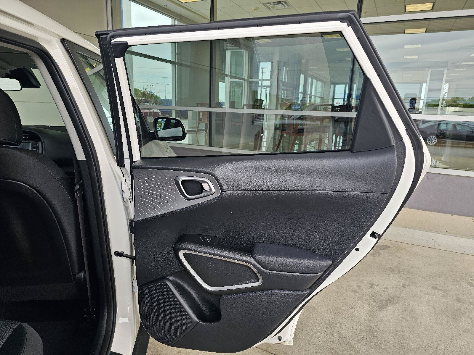 Used 2025 Kia Soul LX w/ LX Technology Package FWD image 13