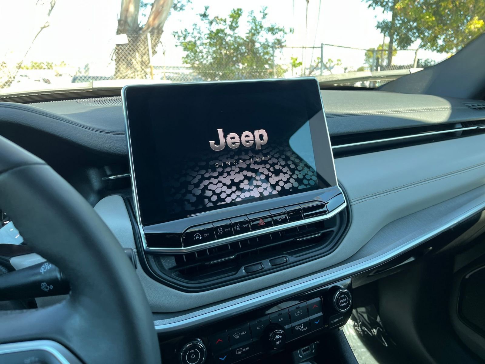 Used 2025 Jeep Compass Limited image 17