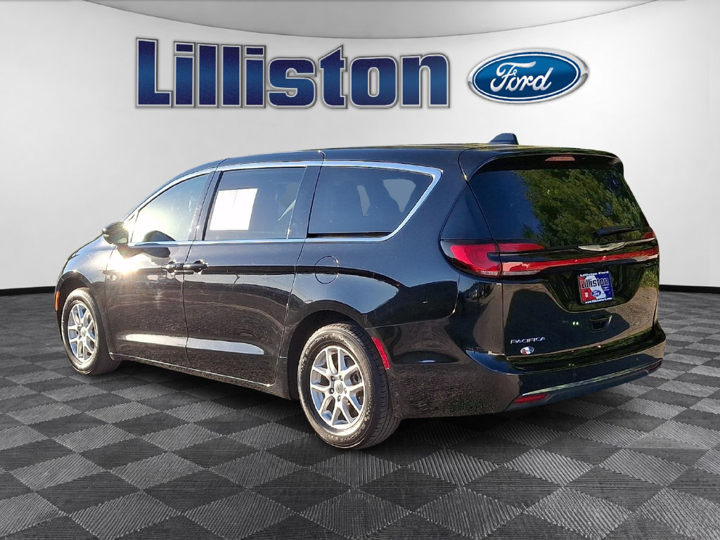 Used 2024 Chrysler Pacifica Touring-L FWD image 6