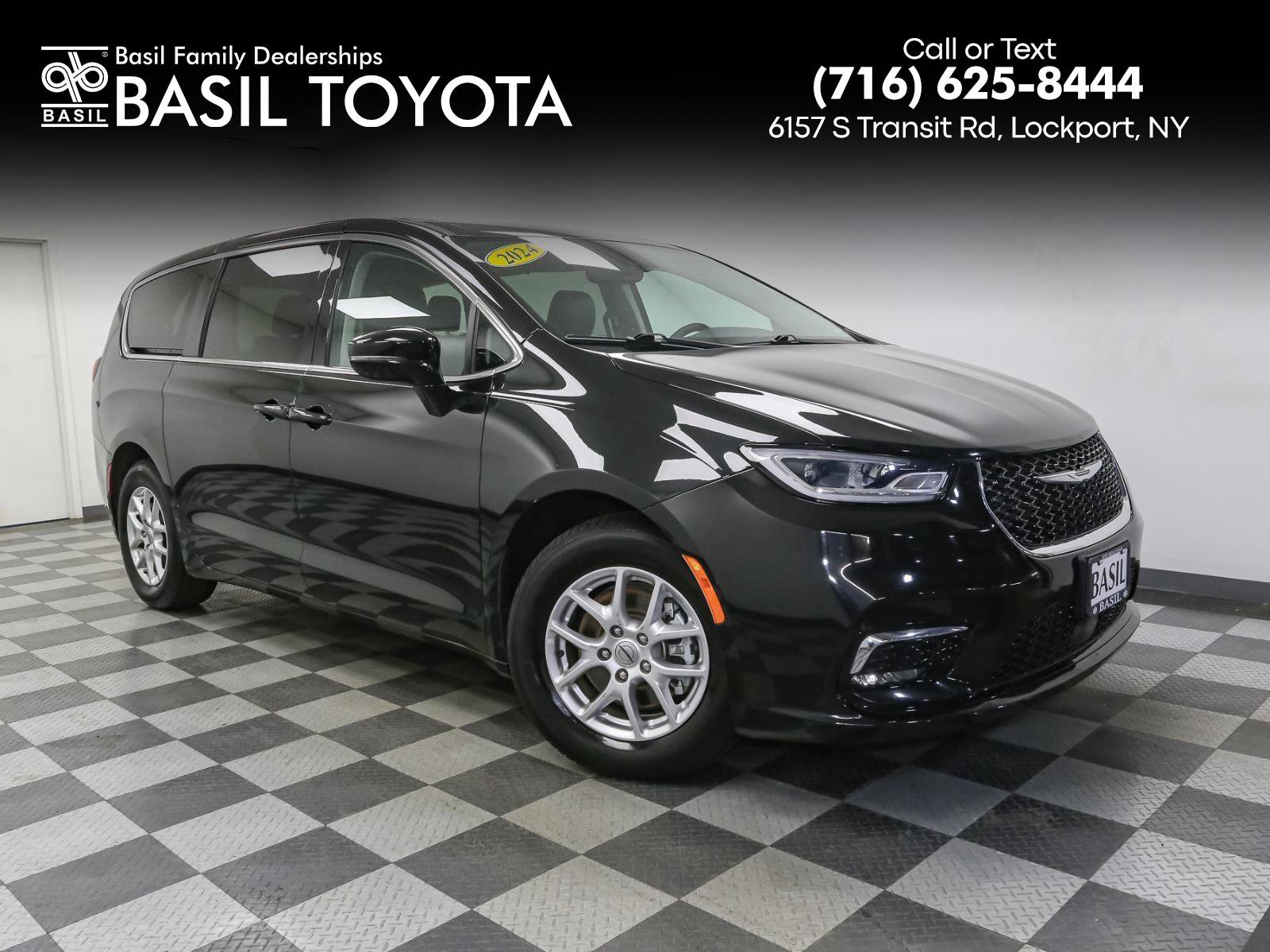 Used 2024 Chrysler Pacifica Touring-L image 1