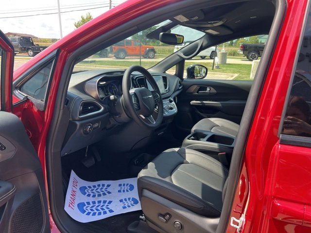 New 2026 Chrysler Pacifica Select image 12