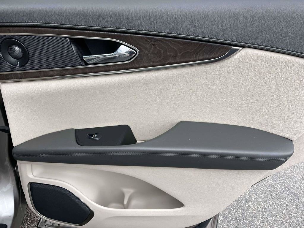 Used 2020 Lincoln Nautilus Reserve w/ Equipment Group 201A image 8