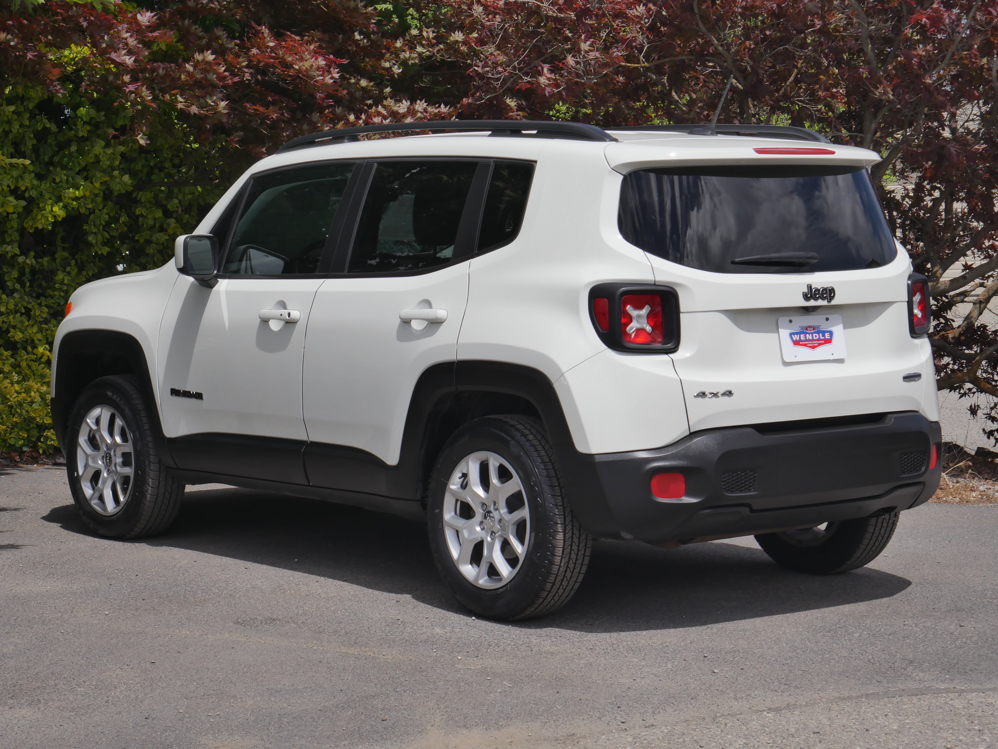 Used 2017 Jeep Renegade Latitude AWD/4WD image 18