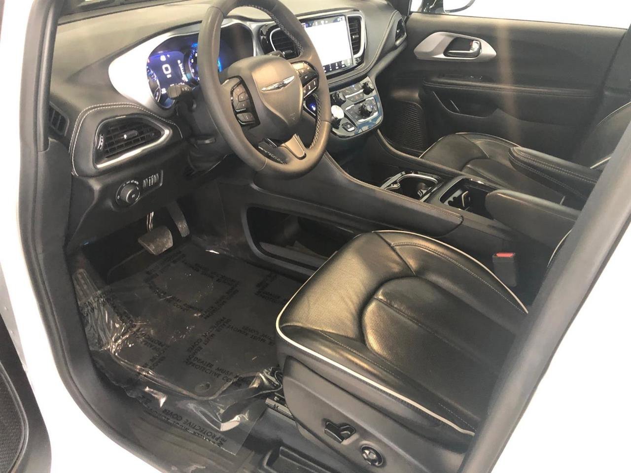 Used 2025 Chrysler Pacifica Limited image 5