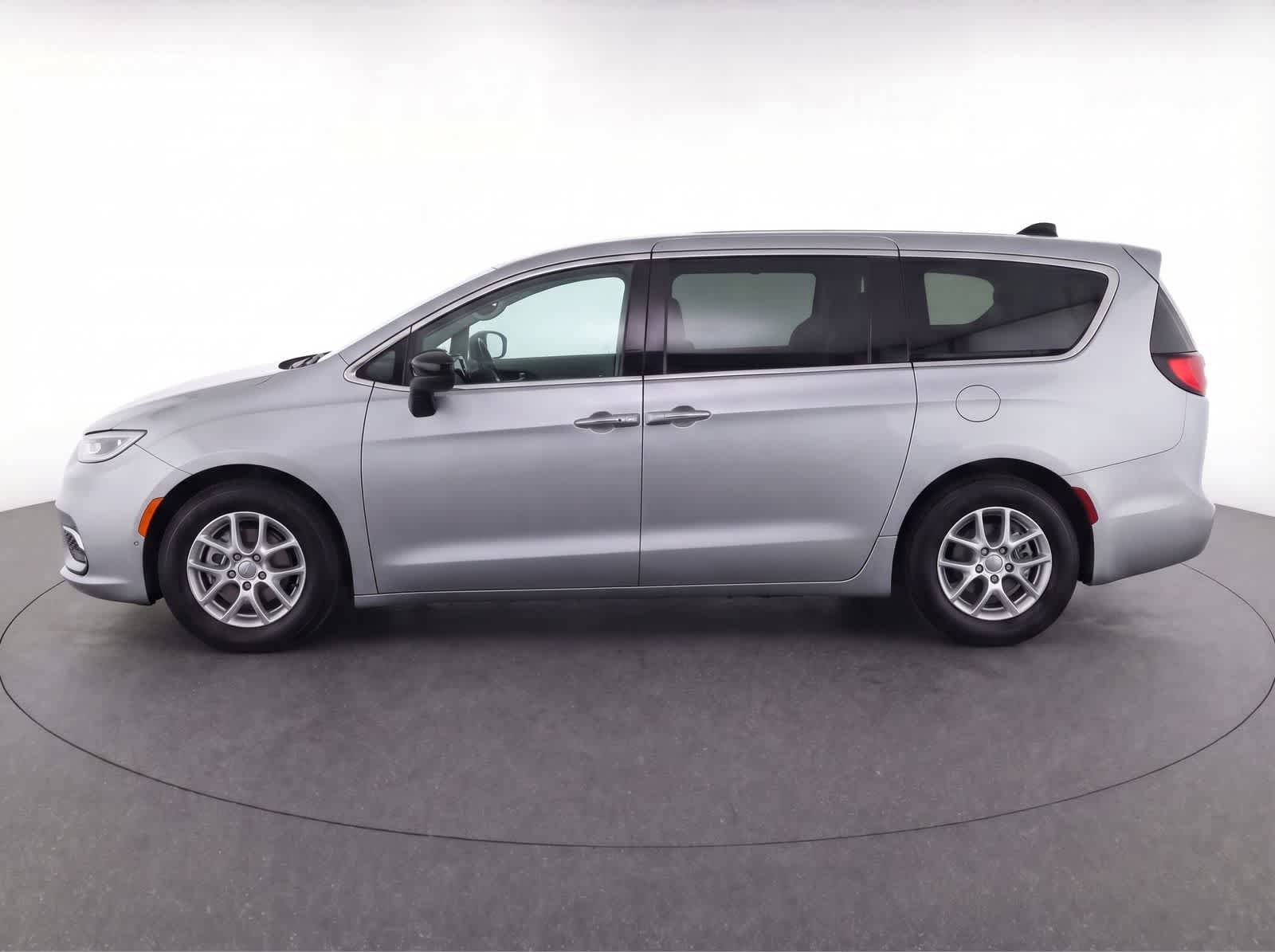 Used 2024 Chrysler Pacifica Touring-L image 6