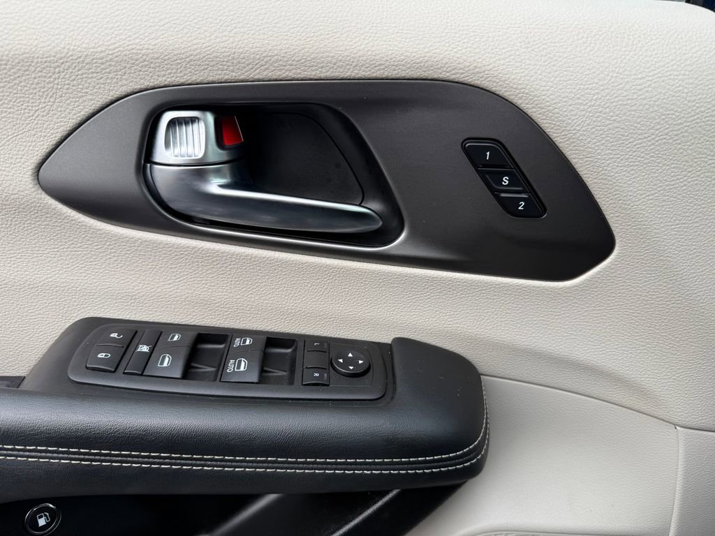 Used 2023 Chrysler Pacifica Touring-L image 21