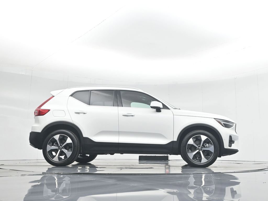 Used 2025 Volvo XC40 B5 Plus image 53