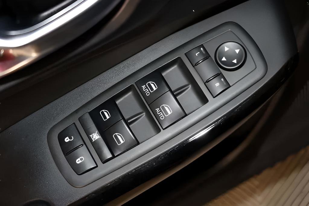 Used 2021 Jeep Cherokee Latitude Plus FWD image 21