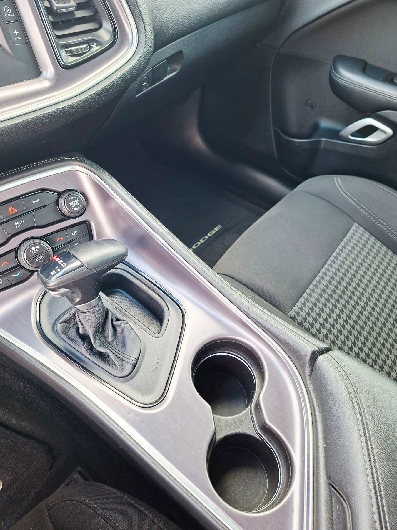 Used 2015 Dodge Challenger SXT image 13