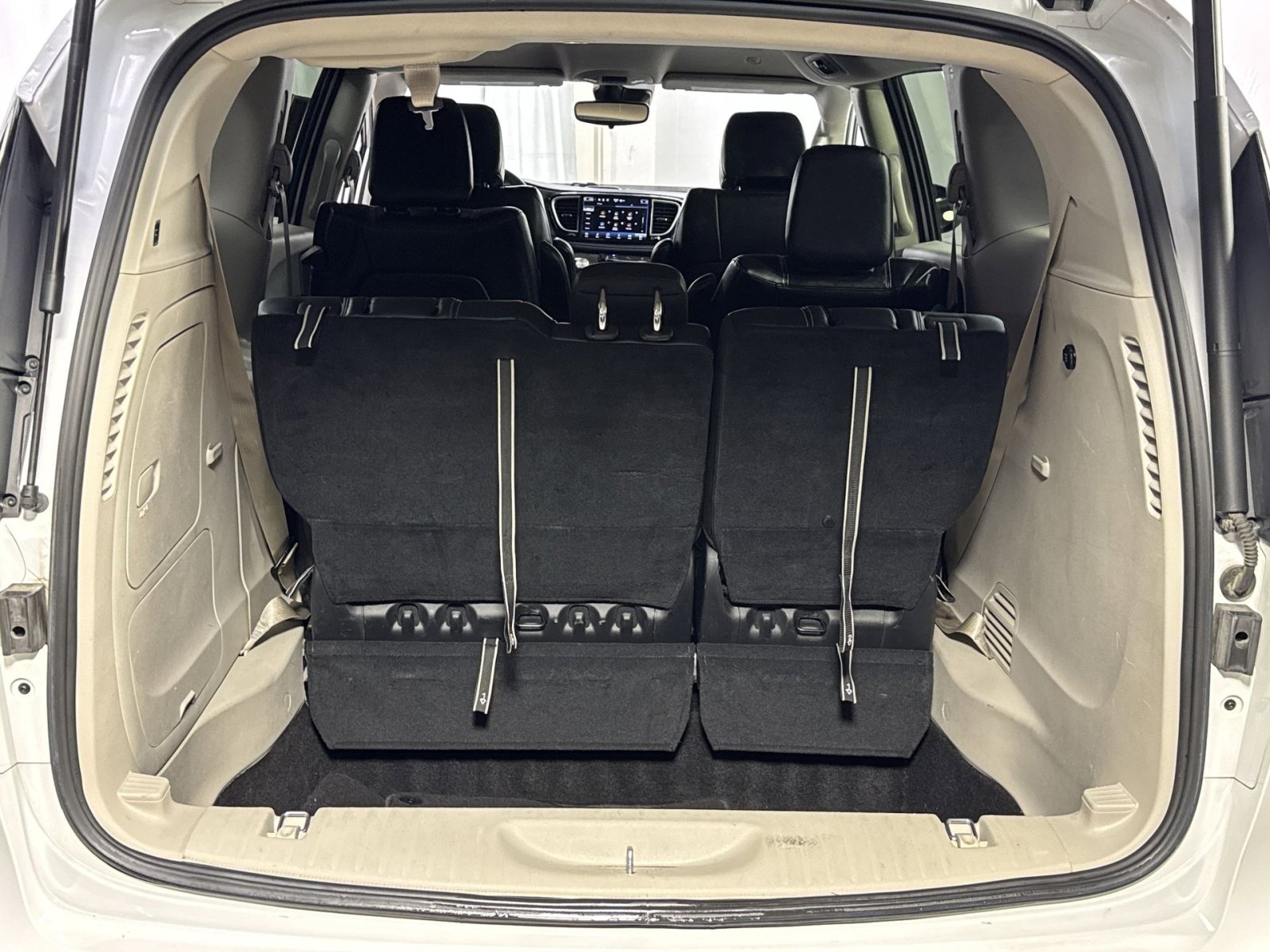 Used 2023 Chrysler Pacifica Touring-L image 30