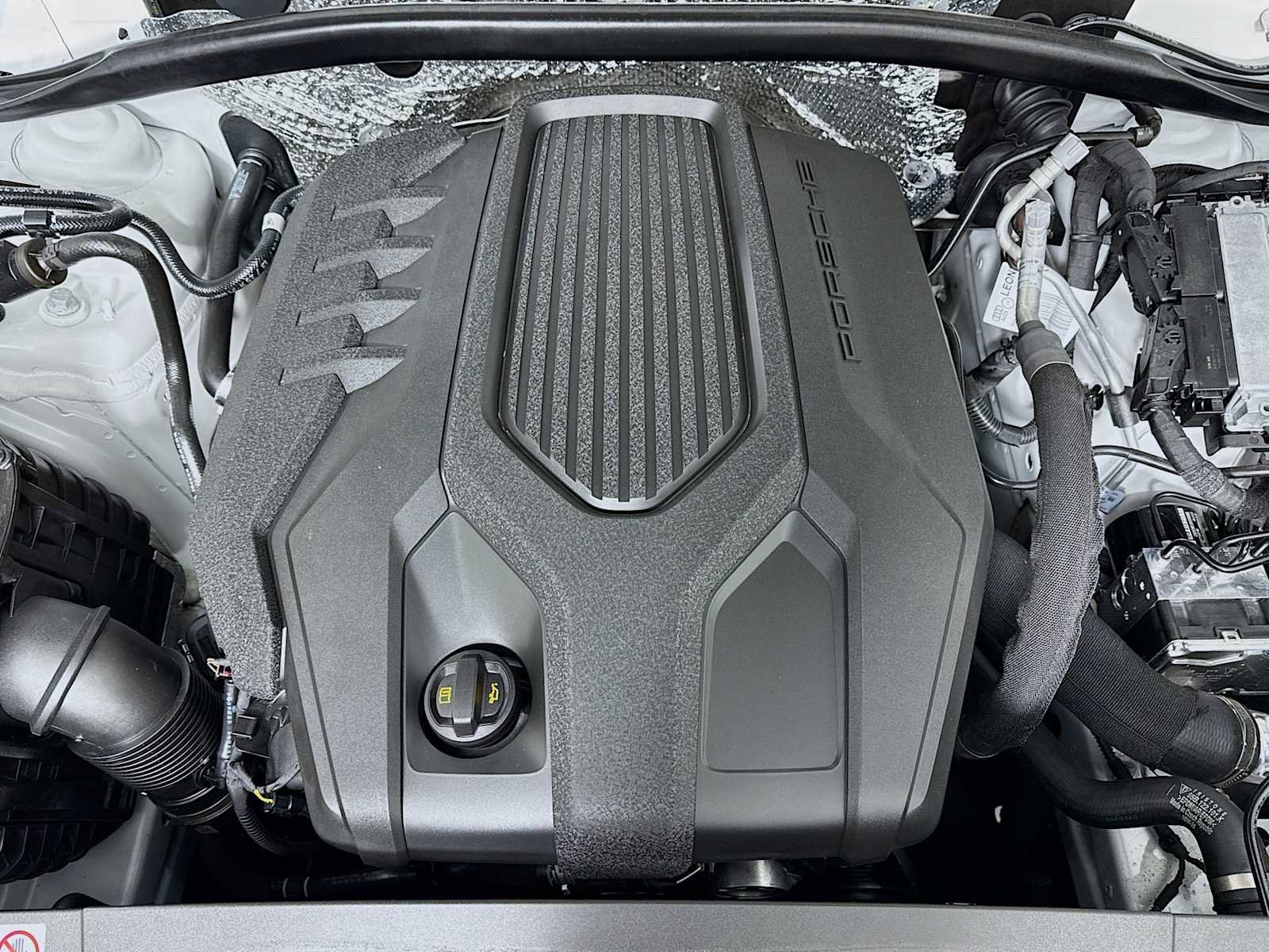 Certified 2025 Porsche Macan T image 32