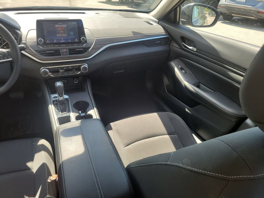 Used 2025 Nissan Altima 2.5 SV FWD image 13
