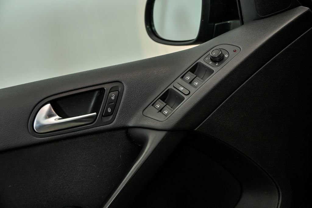 Used 2017 Volkswagen Tiguan Limited image 8