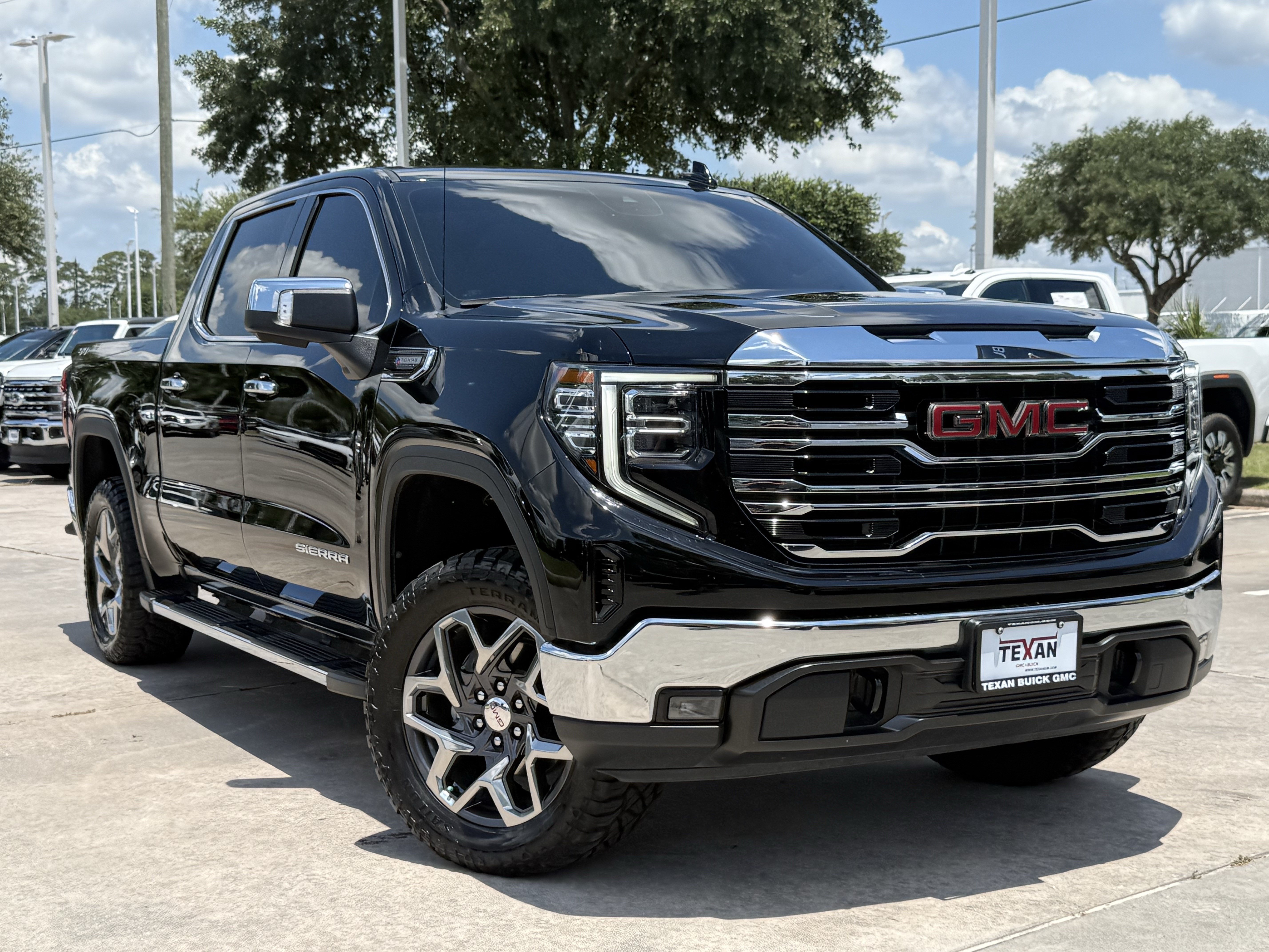 Used 2024 GMC Sierra 1500 SLT AWD/4WD image 2