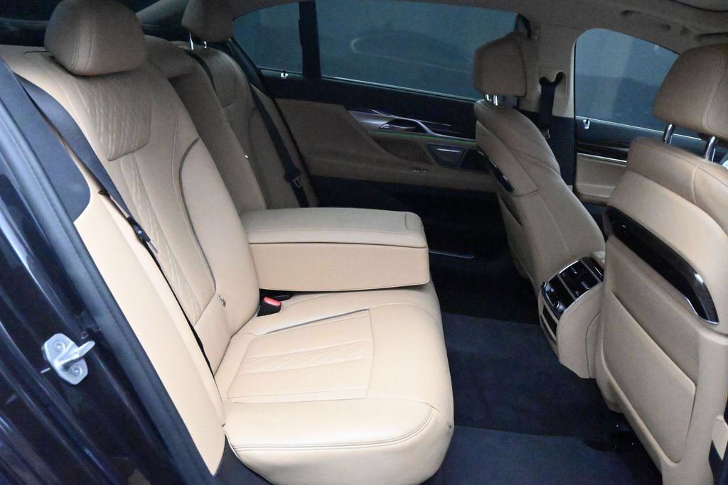 Used 2021 BMW 740i w/ Premium Package RWD image 11