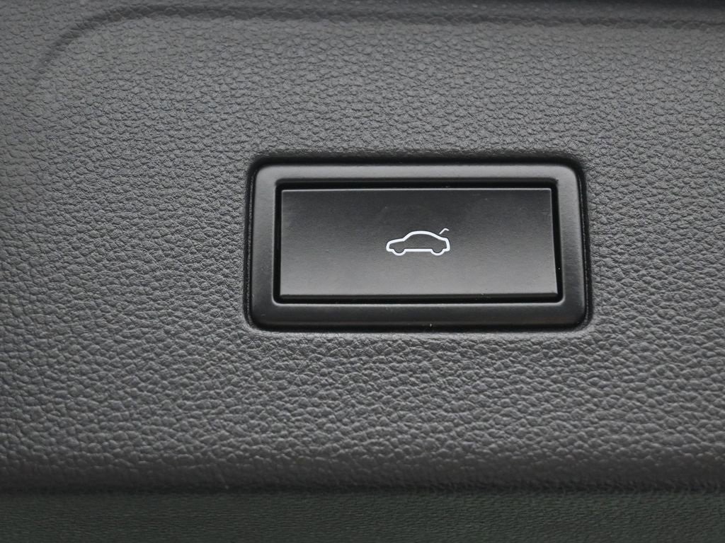 Used 2018 Volkswagen Atlas SEL Premium image 32