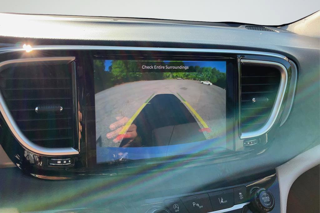Used 2023 Chrysler Pacifica Touring-L FWD image 17