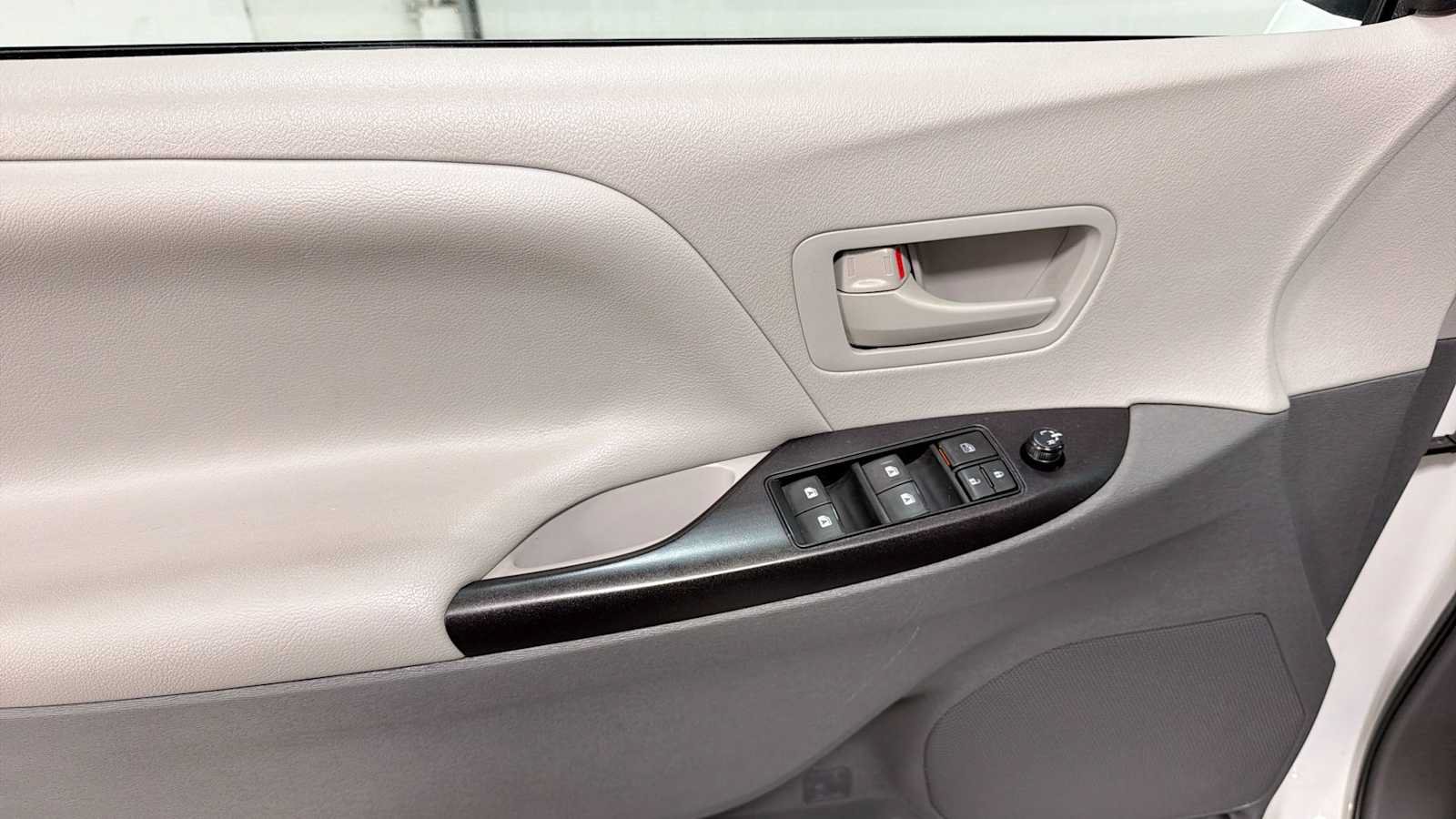 Used 2015 Toyota Sienna L FWD image 15