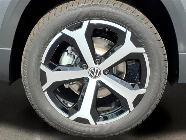 New 2025 Volkswagen Taos SEL image 2